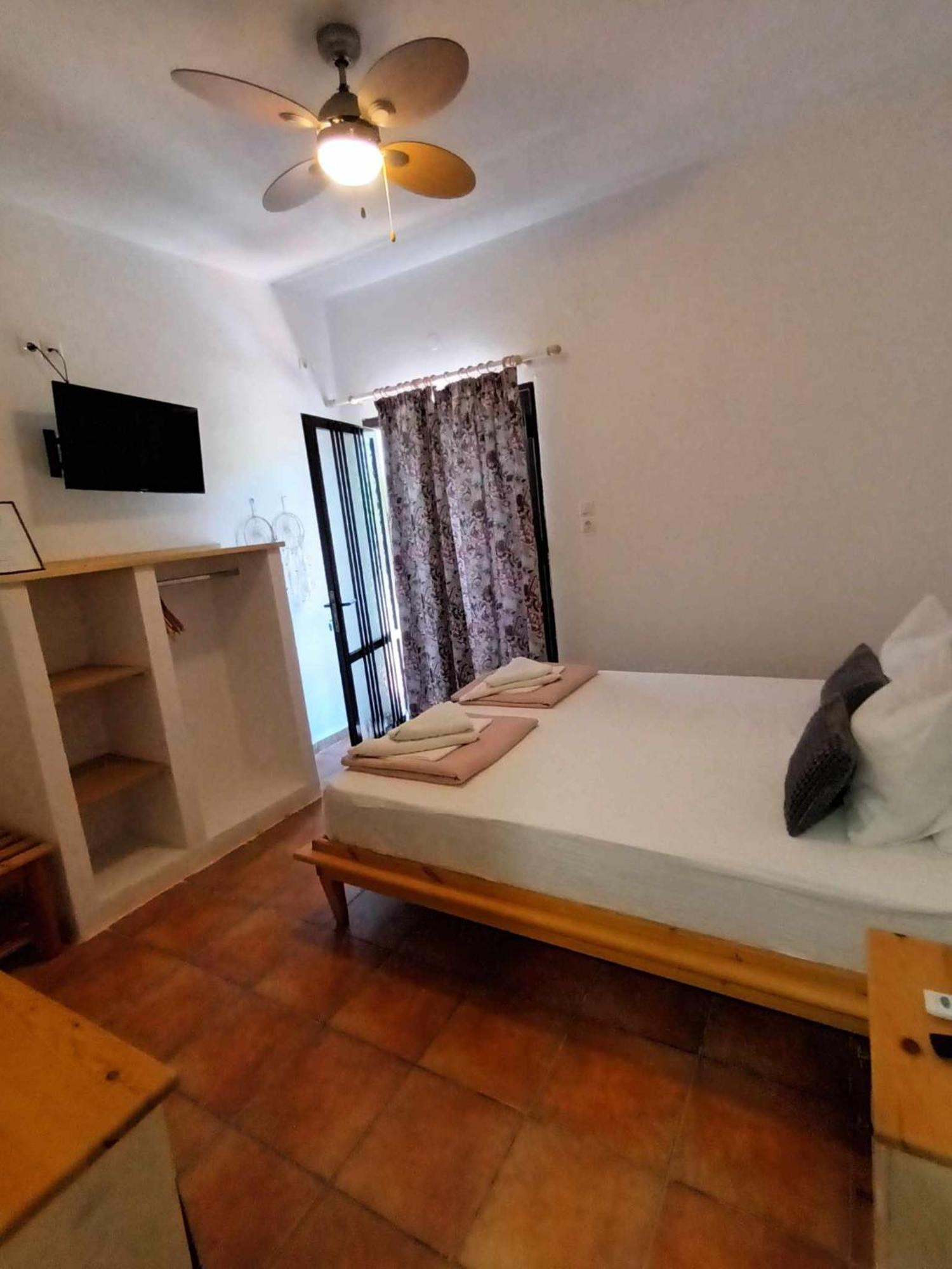 Achillion * Paralia Skotinis